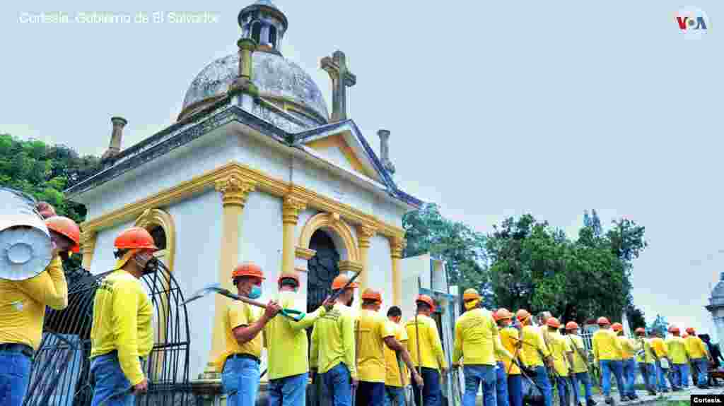El gobierno de El Salvador mandó demoler las placas en tumbas alusivas a pandillas en el cementerio municipal de Santa Tecla, en La Libertad.