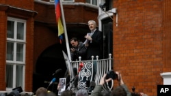 Džulijan Asanž na balkonu ekvadorske ambasade u Londonu 2016.