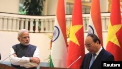 លោក​នាយករដ្ឋមន្ត្រី​ឥណ្ឌា Narendra Modi (រូប​ឆ្វេង) ស្តាប់​លោក​នាយករដ្ឋមន្ត្រី​វៀតណាម Nguyen Xuan Phuc ក្នុង​សន្និសីទ​កាសែត​មួយ​នៅ​ក្នុង​ហាណូយ ប្រទេស​វៀតណាម កាលពី​ថ្ងៃទី៣ ខែកញ្ញា ឆ្នាំ២០១៦។