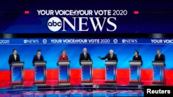 د جمهوري ریاست لپاره د دیموکرات ګوند کاندیدانو پر یو بل تندې نیوکې وکړې 