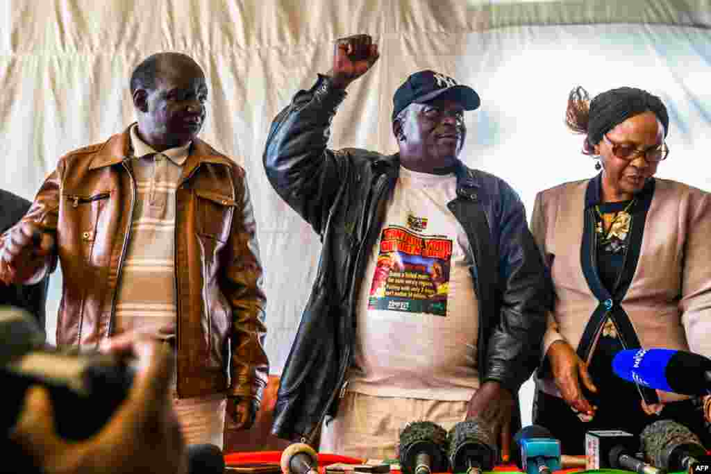 Les membres de l'association des vétérans de guerre de la libération nationale du Zimbabwe lors d'une conférence de presse à Harare, au Zimbabwe, le 15 novembre 2017.