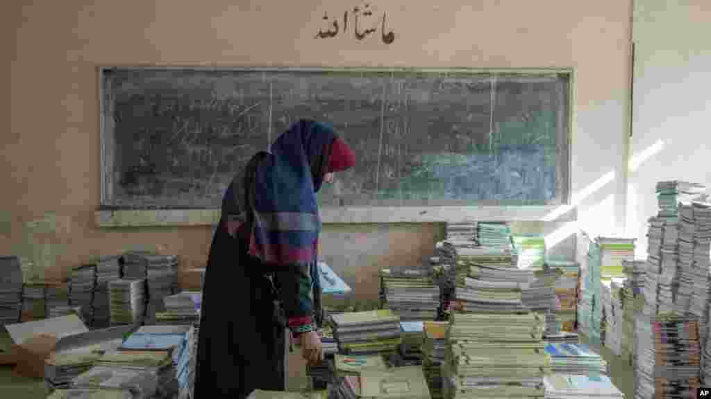 افغانستان یگانه کشور اسلامی است که در آن دختران از حق آموزش محروم اند.