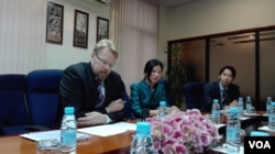 លោក Jarkko Turunen (ឆ្វេង) អនុប្រធានផ្នែកតំបន់អាស៊ីប៉ាស៊ីហ្វិក នៃមូលនិធិរូបិយបណ្ណអន្តរជាតិ IMF ថ្លែងមកកាន់ក្រុមអ្នកសារព័ត៌មាននៅភ្នំពេញ កាលពីល្ងាចថ្ងៃទី២៥ ខែកក្កដា ឆ្នាំ២០១៧។ (អូន ឆេងប៉រ/VOA)