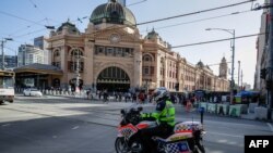 Seorang polisi berpatroli di Melbourne setelah pihak berwenang memerintahkan karantina wilayah selama lima hari untuk meredam penyebaran virus corona, 12 Februari 2021. (Foto: Con Chronis / AFP)