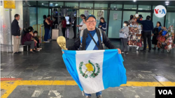 El guatemalteco Esteban Castillo es un amante del fútbol. Desde los nueve años soñaba con estar en un mundial. Este miércoles comenzó su viaje a Qatar. Cortesía