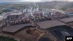 Foto udara yang diambil pada 21 September 2022 ini memperlihatkan fasilitas peleburan nikel Virtue Dragon Nickel Industry di Konawe, Sulawesi Tenggara. (ANDRY DENISAH/AFP)
