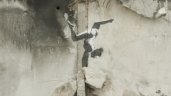 وێنەکێشان لەسەر دیوار و باڵەخانە وێرانبووەکانی ئۆکرانیا