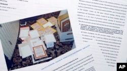 Dokumenta koja je Sekretarijat za pravosuđe podnio sudu u slučaju zaplijene povjerljivog materijala na imanju bivšeg predsjednika Donalda Trumpa na Floridi (Foto: AP/Jon Elswick)