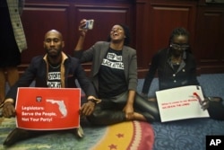 Zakonodavci sa Floride prosvjeduju tokom rasprave u gradu Talahase o uspostavljanju novih izbornih okruga, 21. aprila 2022.