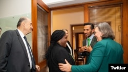 Victoria Nuland, subsecretaria de Estado de EEUU, saluda a la vicepresidenta de Colombia, Francia Márquez, durante reunión en Bogotá, el 17 de noviembre de 2022. [Foto tomada de Twitter @UnderSecStateP]