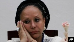 Piedad Córdoba escucha durante una conferencia de prensa, tras reunión con las FARC y miembros del equipo de negociación de paz del gobierno de Colombia, en las conversaciones de paz en La Habana, el 16 de diciembre de 2014