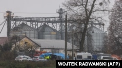 Polisi menyelidiki lokasi di mana serangan rudal menewaskan dua orang di desa Przewodow, Polandia timur, dekat perbatasan dengan Ukraina yang dilanda perang, karena Polandia mengatakan tidak ada bukti jelas tentang siapa yang meluncurkan rudal tersebut.