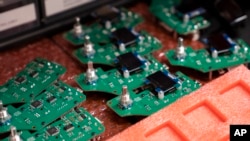 Utengenezaji wa bidhaa za kielektroniki aina ya chips.