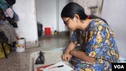 FILE - A high school student attends an online class using a smartphone during a COVID-19 lockdown in 2021. A survey found that 24% of urban students could regularly attend online classes during the Covid-19 lockdowns in India. (Shaikh Azizur Rahman/VOA)