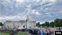 周一的下午前来悼念的女王的长长队列