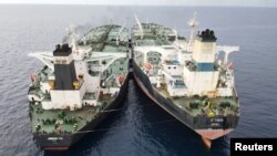 Kapal VLCC berbendera Iran, MT Arman 114, dan MT S Tinos berbendera Kamerun, tengah melakukan transfer minyak kapal-ke-kapal tanpa izin, menurut Badan Keamanan Laut Indonesia (Bakamla), di dekat Laut Natuna Utara Indonesia, Indonesia, 7 Juli 2023. (Bakamla/ Handout via REUTERS)
