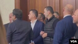 Deputetë të opozitës duke bllokuar hyrjen për në sallën ku do zhvillohej Konferenca e Kryetarëve