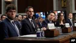 Pimpinan platform media sosial, dari kiri, CEO Discord Jason Citron, CEO Snap Evan Spiegel, CEO TikTok Shou Zi Chew, CEO X Linda Yaccarino, dan CEO Meta Mark Zuckerberg, dalam sidang Komite Kehakiman Senat AS di Capitol Hill, Washington, Rabu, 31 Januari 2024. (AP/Susan Walsh)