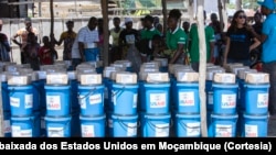 Funcionários do UNICEF distribuem kits de saúde e higiene na escola primária Isidua, em Quelimane, Moçambique 23 Março 2023