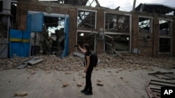 Novinar fotografiše objekat železničke službe pogođen ruskim raketnim udarom u Kijevu, Ukrajina, 5. juna 2022.