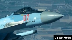 Ndege ya kivita ya Russia ikiruka karibu ikihatarisha usalama wa ndege isiyokuwa na rubani ya Marekani MQ-9 kabla ya kuirushia baruti droni ya Marekani ambayo ilikuwa na shughuli maalum huko Syria Julai 23, 2023.(Picha kwa hisani ya Jeshi la Anga la Marekani).