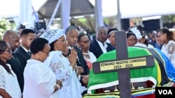 Mjane wa Marehemu Mama Regina Lowassa akisali mbele ya jeneza lenye mwili wa Waziri Mkuu Mstaafu Hayati Edward Ngoyai Lowassa nyumbani kwake Monduli Mkoani Arusha. 17/2/2025. Picha ya Ikulu