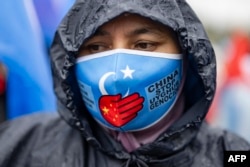 Turkiya ko'chalarida Xitoyga qarshi namoyish qilayotgan uyg'urladan biri, 1-oktabr, 2023