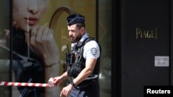 پاریس کې په پنځو نیول شویو کسانو باندې تور دی چې د "پېژې" په نوم زرګرۍ څخه یې د شاوخوا ۱۵ میلیونو ډالرو زیورات او قیمتي ساعتونه غلا کړي دي.