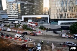 Petugas darurat bekerja di luar blok kantor Pusat Bisnis Internasional Moskow (Moskva City) yang rusak menyusul laporan serangan drone di Moskow pada 1 Agustus 2023. (Foto: AFP)