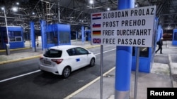Sebuah mobil melewati pelintasan perbatasan di Bregana, Kroasia, setelah Kroasia masuk dalam wilayah Schengen, 1 Januari 2023. Kosovo akan menyusul langkah Kroasia untuk mendapat fasilitas bebas visa Schengen pada 1 Januari 2024. (Foto: Borut Zivalovic/Reuters)