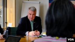 英國保守黨下議院議員勞頓（Tim Loughton, MP）3月27日出席香港高峰會議並會見與會者（美國之音/鄭樂捷）