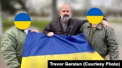 Ініціатива Flight Gear Ukraine двох американських авіаторів у відставці - Тревора Герстена та Пітера Грінбурга - допомагає збирати для українських пілотів вживане й нове захисне спорядження. Фото: Trevor Gersten