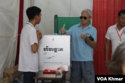 រូបឯកសារ៖ ប្រជាជន​កម្ពុជា​បាន​មក​បោះឆ្នោត​នៅ​ក្នុង​ថ្ងៃបោះឆ្នោត​ជាតិ​កម្ពុជា​នៅ​ថ្ងៃអាទិត្យ​ទី២៣ កក្កដា ឆ្នាំ២០២៣​នេះ ក្នុង​មណ្ឌល​បោះឆ្នោតនៅសង្កាត់បឹងព្រលិត ខណ្ឌ ៧ មករា​ក្នុង​រាជធានីភ្នំពេញ ប្រទេស​កម្ពុជា។(ស៊ុន ណារិន/VOA Khmer)