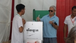 ប្រជាជន​កម្ពុជា​បាន​មក​បោះឆ្នោត​នៅ​ក្នុង​ថ្ងៃបោះឆ្នោត​ជាតិ​កម្ពុជា​នៅ​ថ្ងៃអាទិត្យ​ទី២៣ កក្កដា ឆ្នាំ២០២៣​នេះ ក្នុង​មណ្ឌល​បោះឆ្នោតនៅសង្កាត់បឹងព្រលិត ខណ្ឌ ៧ មករា​ក្នុង​រាជធានីភ្នំពេញ ប្រទេស​កម្ពុជា។(ស៊ុន ណារិន/វីអូអេ)