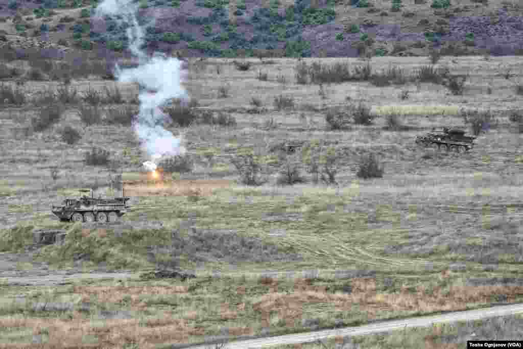 Вежба со борбените возила Страјкери на Криволак