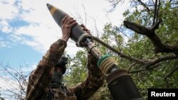 Український солдат з мінометом біля Бахмута в Донецькій області.13 липня 2023 р.