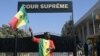  Manifestante senegalês segura a bandeira nacional em frente ao Supremo Tribunal.