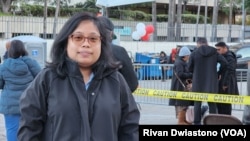 Julia, WNI yang sudah tinggal di Los Angeles sejak lima tahun lalu, sempat ditolak memilih di TPSLN Los Angeles karena tidak tercantum dalam daftar pemilih tetap (DPT), Sabtu, 10 Februari 2024. (Foto: Rivan Dwiastono/VOA)