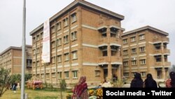 د پوهنتون طالبعلمانې دانتظامیې په دې پرېکړه حیراني ښایي اؤ وایي د زده کړو دمعیار لوړولو اؤ جینکو زده کوونکو ته داسانیو ورکولو پځائ دجینکو په لباس بندیزونه لګول دغندنې وړ یو غیرضروري اقدام دی