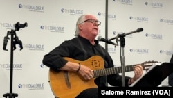 El cantautor nicaragüense, Luis Enrique Mejía Godoy, interpreta "Me Quitaron Todo" en la sede del Diálogo Interamericano en Washington el 14 de noviembre de 2023. La canción está dedicada a los exiliados de su país