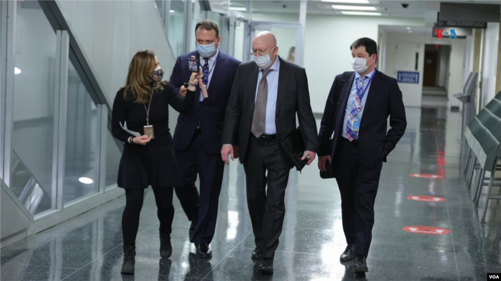 El embajador de Rusia Vasily Nebenzya a la salida de una reunión del Consejo de Seguridad acompañado del jefe de prensa de la misión de Rusia, cuando fue abordado por la corresponsal de la VOA, Celia Mendoza, quien lo cuestionó acerca de la invasión de Rusia a Ucrania. En la sede de la ONU en Nueva York, el 27 de Febrero de 2022.