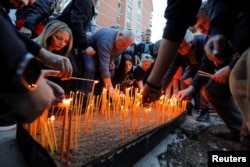 Kosovski Srbi pale cveće za poginule u Banjskoj, u Severnoj Mitrovici, Kosovo, 26. septembra 2023.