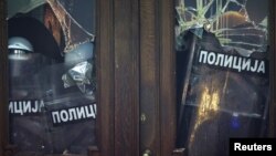 Pripadnici policije blokiraju ulaz u Skupštinu Grada Beograda, tokom protesta građana koji u zdanje pokušavaju da uđu, u Beogradu, 24. decembra 2023.