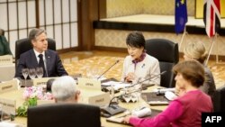 รมว.ต่างประเทศสหรัฐฯ แอนโทนี บลิงเคน (ซ้าย) และรมว.ต่างประเทศญี่ปุ่น โยโกะ คามิคาวา (ที่ 2 จากซ้าย) ร่วมการประชุมระหว่างอาหารค่ำ ที่เป็นส่วนหนึ่งของการประชุมรมว.ต่างประเทศกลุ่มจี 4 ในกรุงโตเกียว เมื่อวันที่ 7 พ.ย. 2566