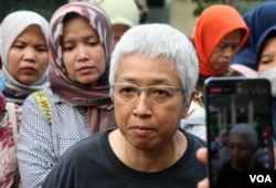 Lita Anggraeni dari Jala PRT di Pengadilan Negeri Jakarta Selatan, Senin (24/7) sore. (VOA/Indra Yoga)