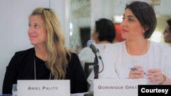 Dominik Greko (desno), nekadašnja menadžerka za noćnu ekonomiju u Orlandu, uz Ariel Palic (levo), bivšu direktorivu Kancelarije za noćni život Njujorka, na samitu u Filadelfiji 2019. godine. (Foto: Sociable City Summit)