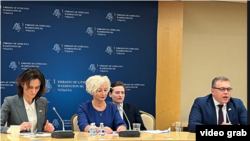 2024年1月31日，波羅的海國家議會議長在立陶宛大使館對記者發表演說。由左至右：立陶宛議會議長維克托莉亞·克米利特-尼爾森、拉脫維亞議長戴格·米爾瑞納和愛沙尼亞議長勞瑞·胡薩爾。