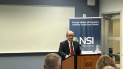 资料照片：2024年4月11日，美国参议院外交委员会资深成员吉姆·里施在美国国家安全研究所（NSI）举办的讨论会上谈论中共在西半球的威胁和复兴“门罗主义”的重要性。（美国之音薛小山拍摄）