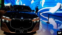 资料照：2023年上海车展上展出的德国BMW i7 M70L车型。（2023年4月19日）