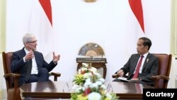 Dalam pertemuannya dengan CEO Apple Tim Cook di Istana Presiden , Jakarta, Rabu (17/4) Presiden Jokowi meminta agar Apple membangun Pabrik di Indonesia (biro setpres)
